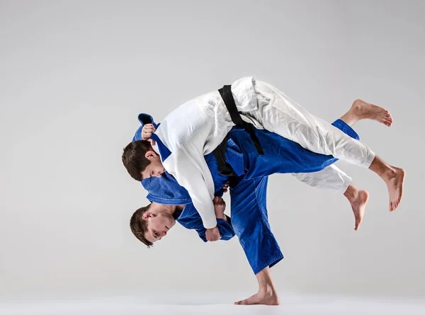 Dwa judoków bojowników walczących mężczyzn — Zdjęcie stockowe