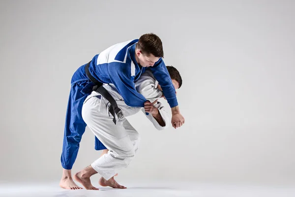 Los dos luchadores judokas luchando contra los hombres — Foto de Stock