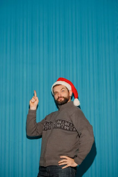 El hombre de Navidad vistiendo un sombrero de santa — Foto de Stock