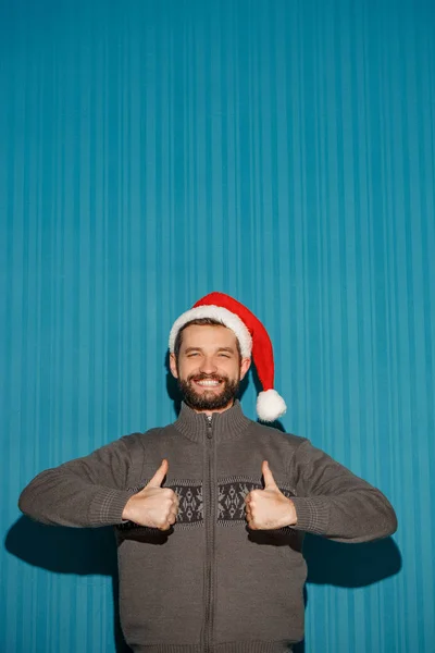 Sonriente hombre de Navidad con un sombrero de santa — Foto de Stock