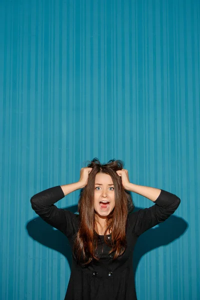 Retrato de mulher jovem com expressão facial chocada — Fotografia de Stock