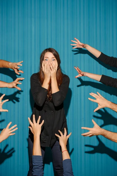 Porträt einer jungen Frau mit schockiertem Gesichtsausdruck — Stockfoto