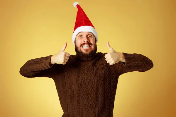 Homme de Noël souriant portant un chapeau de Père Noël — Photo