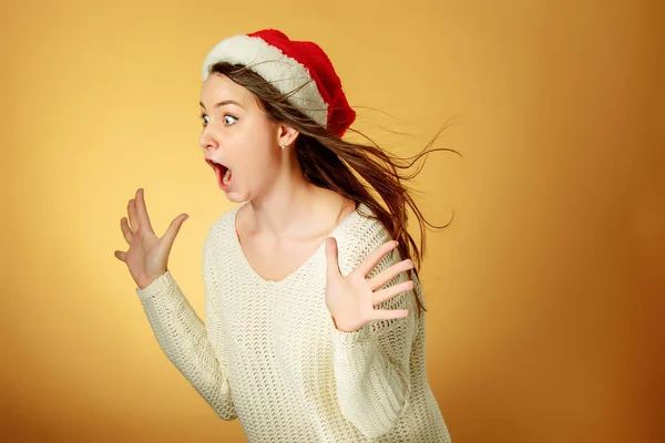 Sorpresa ragazza di Natale indossa un cappello di Babbo Natale — Foto Stock