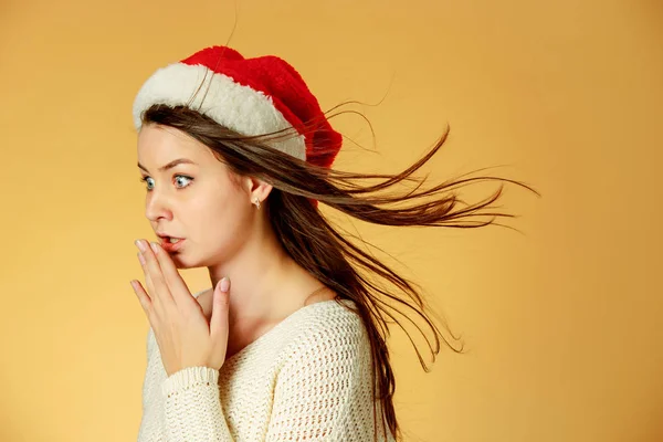 Surpreendido Natal menina vestindo um chapéu de Pai Natal — Fotografia de Stock