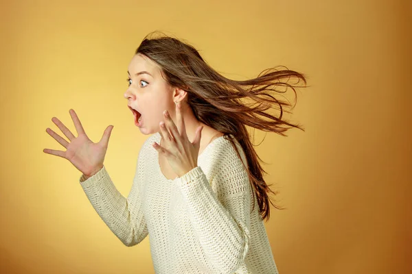 Portrait de jeune femme à l'expression faciale choquée — Photo