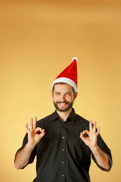 Mosolygó karácsonyi ember viselt santa kalap — Stock Fotó