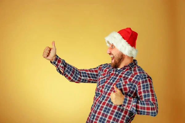 Sonriente hombre de Navidad con un sombrero de santa — Foto de Stock