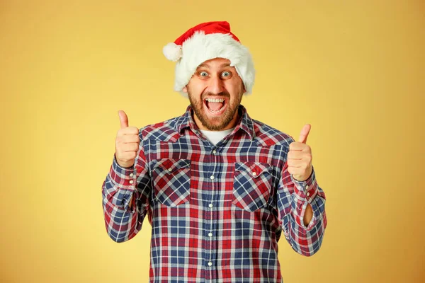 Uśmiechnięty mężczyzna christmas santa w kapeluszu — Zdjęcie stockowe