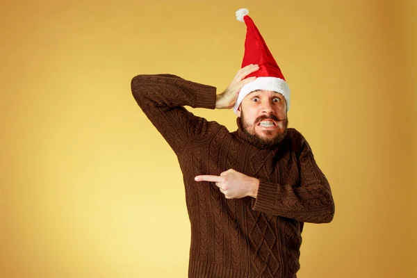 El hombre serio de Navidad vistiendo un sombrero de santa — Foto de Stock
