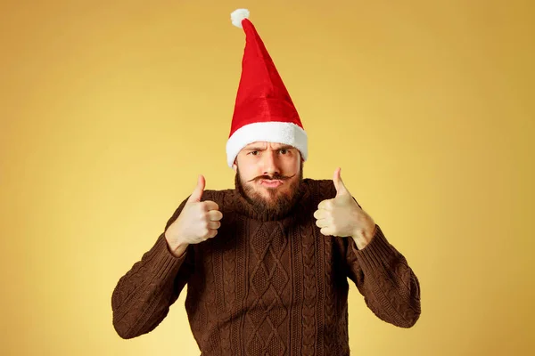 El hombre serio de Navidad vistiendo un sombrero de santa — Foto de Stock