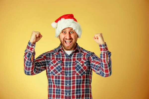 Sonriente hombre de Navidad con un sombrero de santa — Foto de Stock