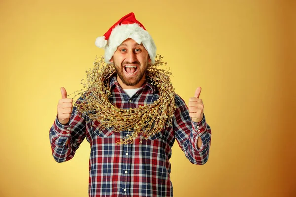 Sonriente hombre de Navidad con un sombrero de santa — Foto de Stock