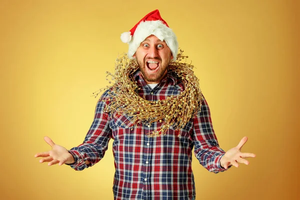 Sorrindo o homem de Natal usando um chapéu de Papai Noel — Fotografia de Stock