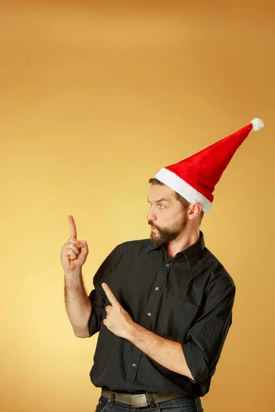 एक सांता टोपी पहनने वाला गंभीर क्रिसमस आदमी — स्टॉक फ़ोटो, इमेज