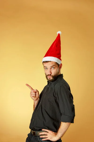 O homem de Natal sério que usa um chapéu de Pai Natal — Fotografia de Stock