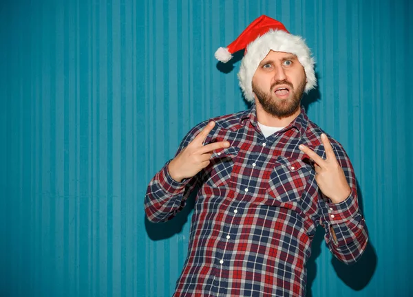 El hombre de Navidad obstinado vistiendo un sombrero de santa — Foto de Stock