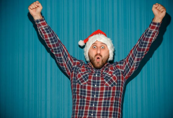 Sonriente hombre de Navidad con un sombrero de santa — Foto de Stock