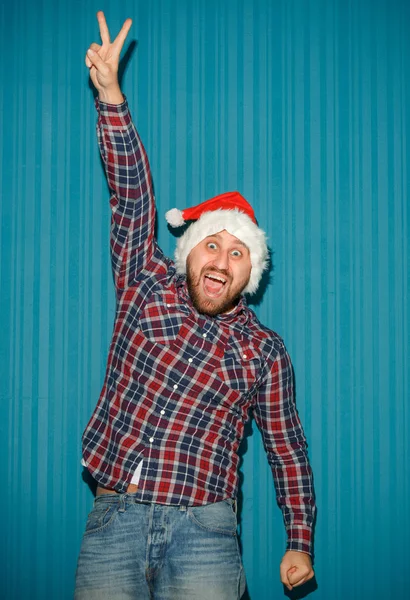 Smiling Christmas man wearing a santa hat — Stok Foto