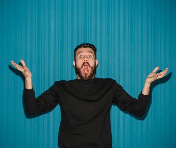 Portrait of young man with shocked facial expression — Stock Photo, Image