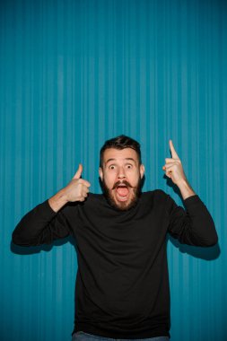 Yüzünde şok ifadesi olan genç bir adamın portresi.