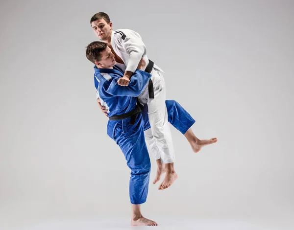 Los dos luchadores judokas luchando contra los hombres — Foto de Stock