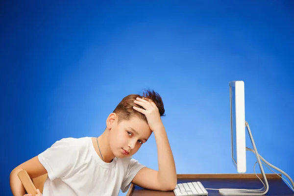 Iskolás korú fiú ülő előtt a idegen rádióadást figyel laptop stúdió — Stock Fotó