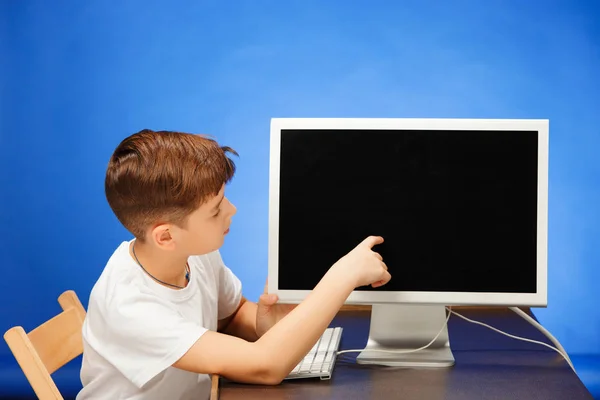学校年龄男孩坐在工作室的显示器笔记本电脑 — 图库照片