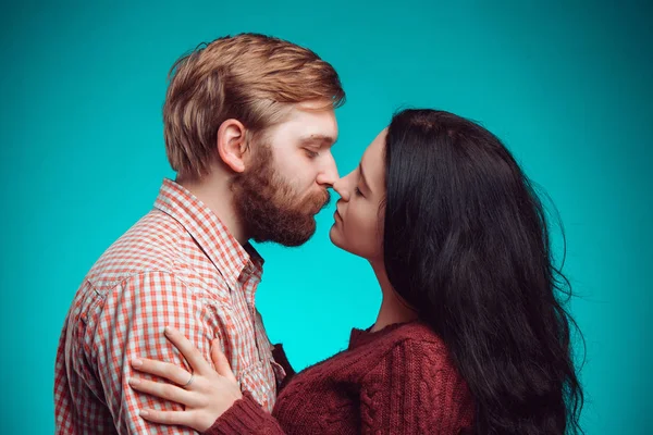 Jovem homem e mulher beijando — Fotografia de Stock