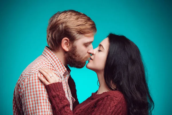 Jovem homem e mulher beijando — Fotografia de Stock