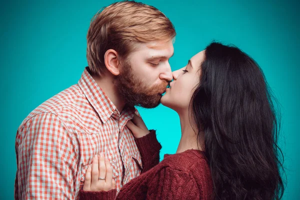 Joven hombre y mujer besándose —  Fotos de Stock