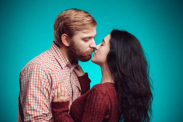 Jonge man en vrouw kussen — Stockfoto