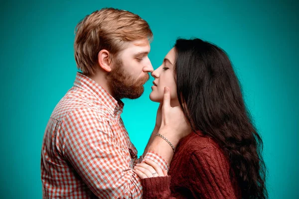 Ung man och kvinna kysser — Stockfoto