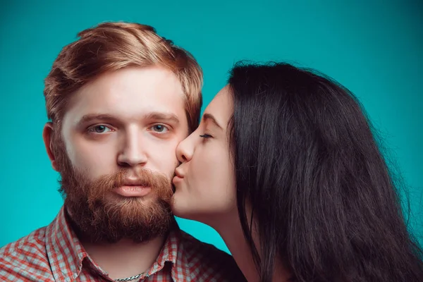Jovem homem e mulher beijando — Fotografia de Stock