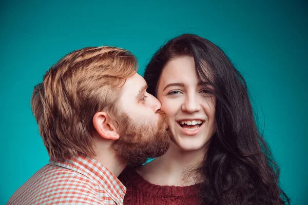 Jeune homme et femme baisers — Photo