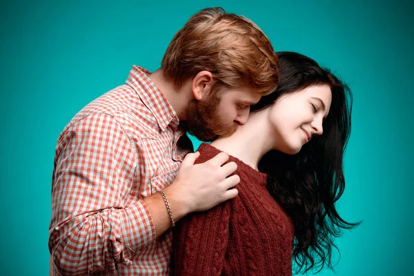 年轻的男人和女人接吻 — 图库照片
