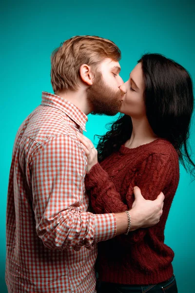 Jonge man en vrouw kussen — Stockfoto