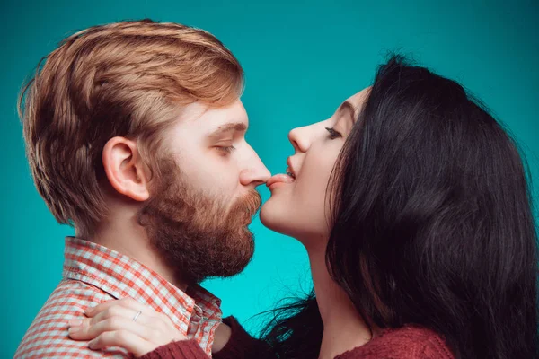 Молодий чоловік і жінка цілуються — стокове фото