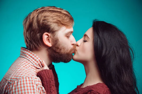 Joven hombre y mujer besándose —  Fotos de Stock
