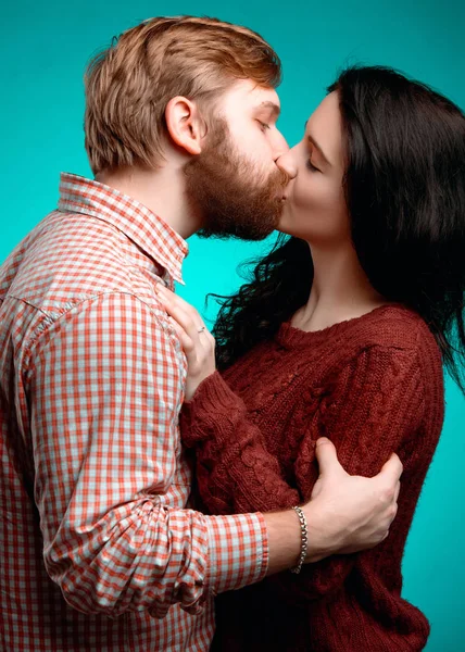 Jonge man en vrouw kussen — Stockfoto