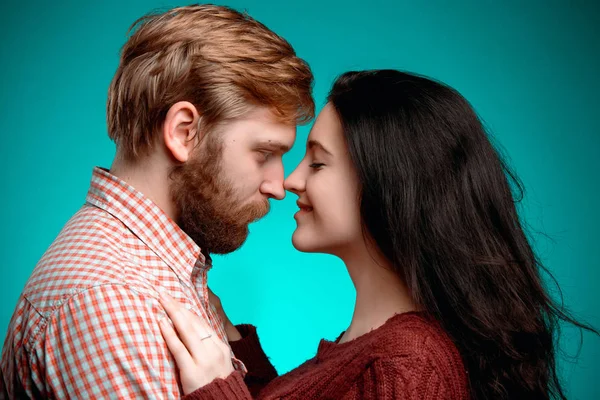 L'étreinte du jeune homme et de la jeune femme — Photo