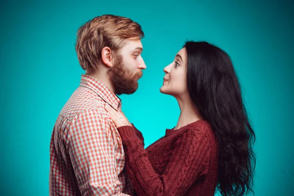 L'étreinte du jeune homme et de la jeune femme — Photo