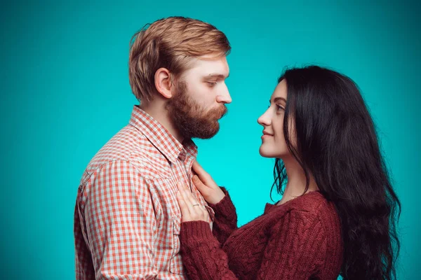 L'étreinte du jeune homme et de la jeune femme — Photo