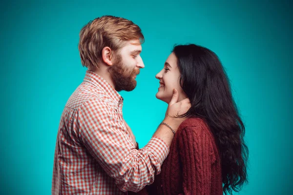 O abraço do jovem e da mulher — Fotografia de Stock