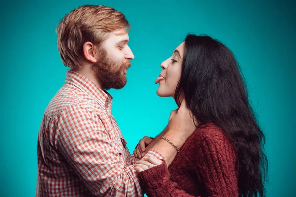 L'étreinte du jeune homme et de la jeune femme — Photo