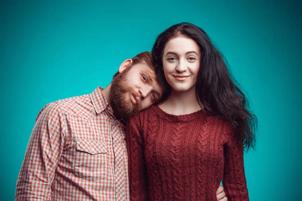 L'étreinte du jeune homme et de la jeune femme — Photo