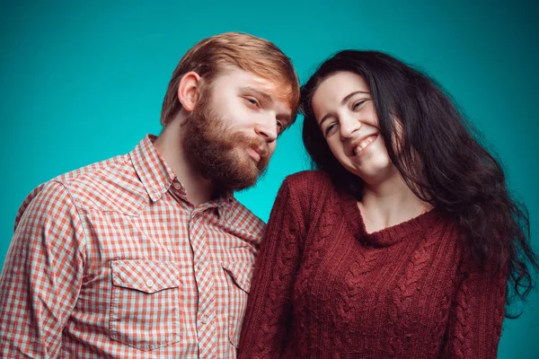 El abrazo del hombre y la mujer jóvenes —  Fotos de Stock