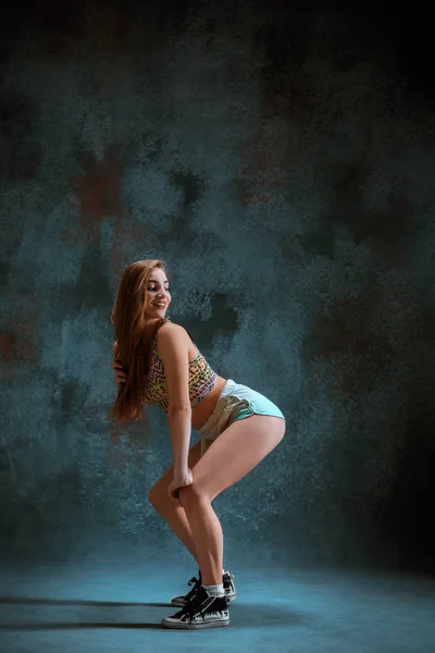 Menina atraente dançando twerk no estúdio — Fotografia de Stock