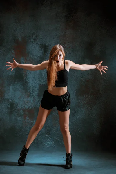 Atractiva chica bailando twerk en el estudio — Foto de Stock