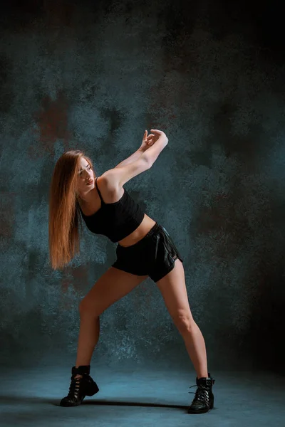 Attractive girl dancing twerk in the studio — Stock Photo, Image